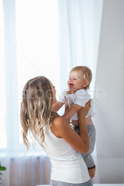 Zdjęcie szczęśliwy matka godny podziwu baby Zdjęcia stock © chesterf
