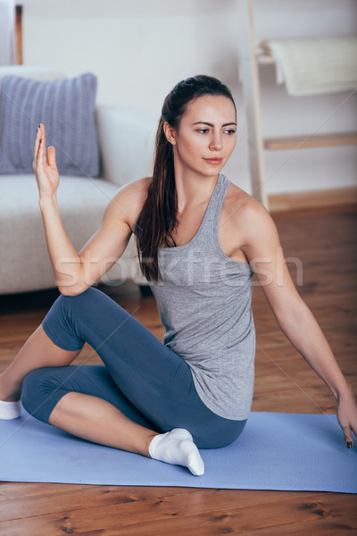 Tineri femeie atragatoare yoga acasă Imagine de stoc © chesterf