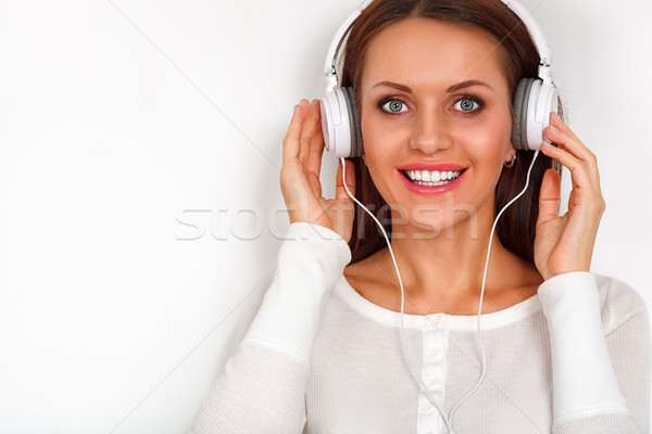Foto stock: Sorrindo · fones · de · ouvido · relaxar · música · feliz · mulher