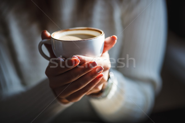 Frau heißen Tasse Kaffee Hände Holztisch Stock foto © chesterf