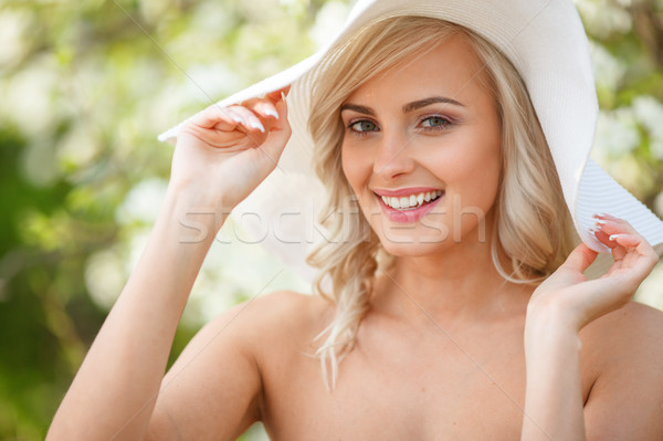 Mulher loira jardim belo cabeça ombros retrato Foto stock © chesterf