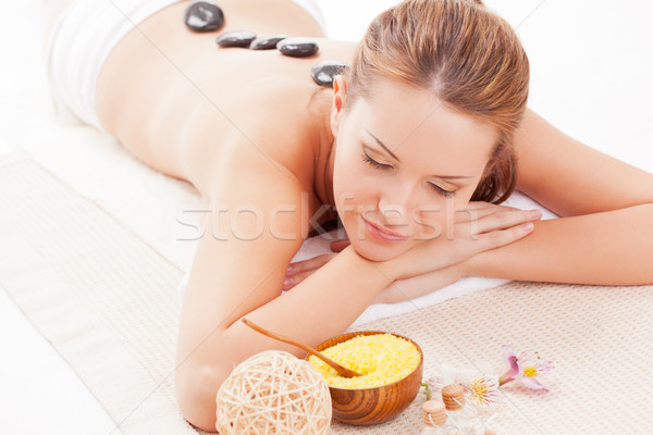 Bruneta femeie spa pietre terapie fericit Imagine de stoc © chesterf
