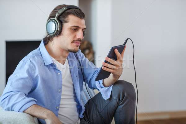 Jóképű fickó zenét hallgat internet tabletta sötét Stock fotó © chesterf