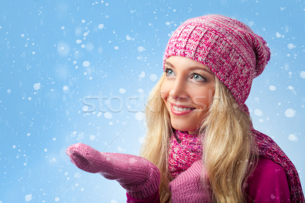 Foto stock: Mulher · flocos · de · neve · sorridente · mulher · loira · rosa