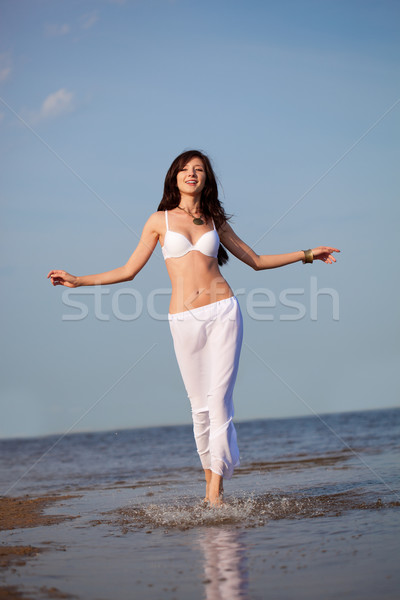 女子 海 海灘 佳人 步行 商業照片 © chesterf