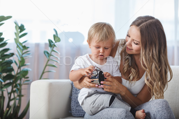 Mutter Sohn spielen Wecker Sitzung drinnen Stock foto © chesterf