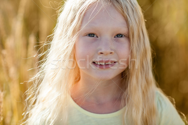 Dziewczyna pole pszenicy szczęśliwy mały długie włosy Zdjęcia stock © chesterf
