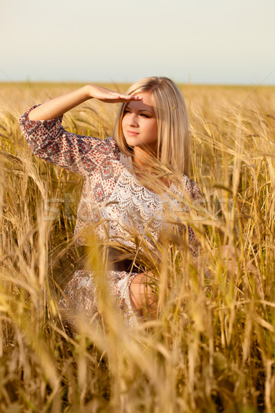 Donna seduta campo di grano bella donna bionda piedi Foto d'archivio © chesterf