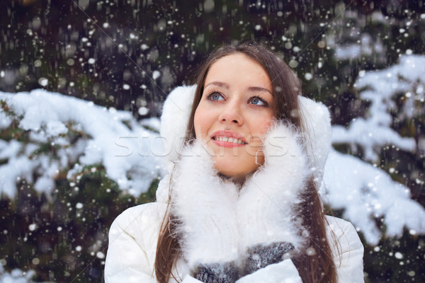 Frumos bruneta femeie în picioare ninsoare Imagine de stoc © chesterf