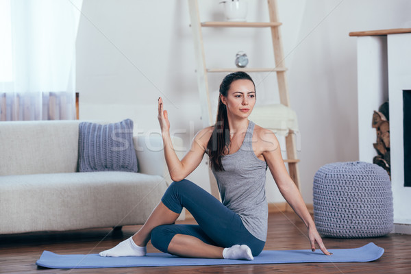 Tineri femeie atragatoare yoga acasă Imagine de stoc © chesterf