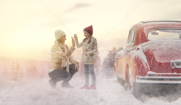 Familie winterseizoen avontuur gelukkig gezin ontspannen genieten Stockfoto © choreograph