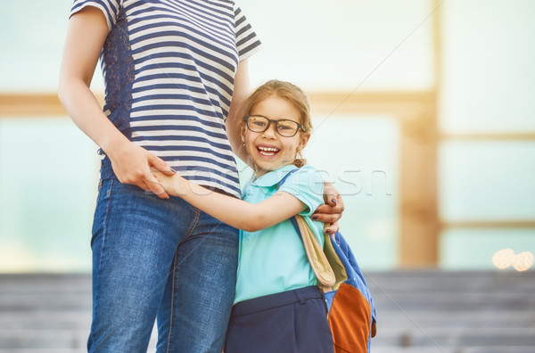 Foto stock: Pai · ou · mãe · escolas · escola · primária · mão · mulher · menina