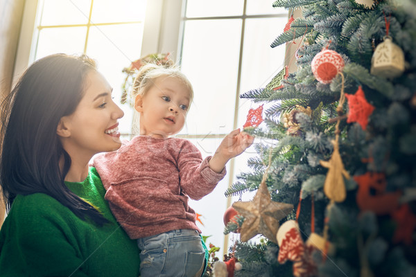 Stock fotó: Anya · lánygyermek · díszít · karácsonyfa · vidám · karácsony