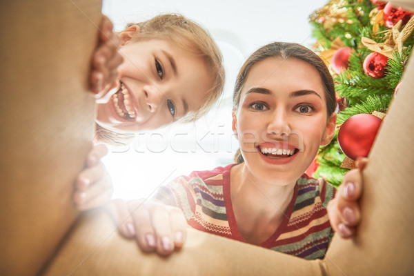 Zdjęcia stock: Mama · córka · otwarcie · christmas · obecnej · wesoły