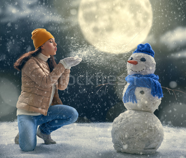Mulher boneco de neve feliz mulher jovem inverno andar Foto stock © choreograph