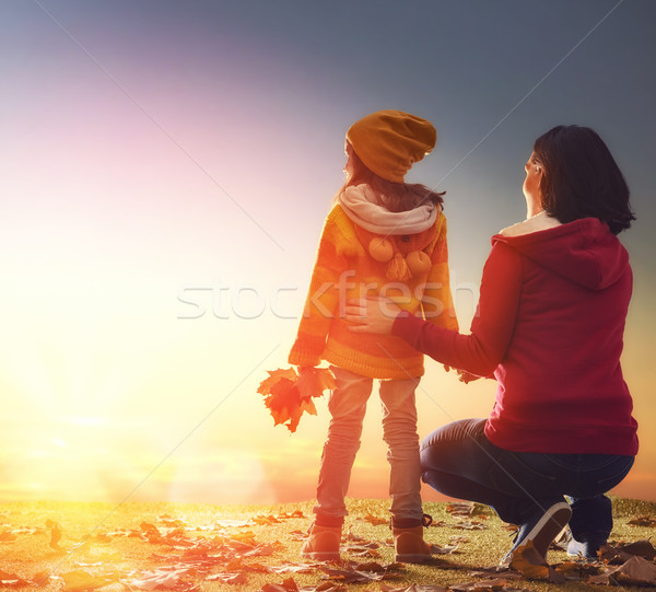 商业照片: 家庭 · 秋天 ·走· 母亲 · 孩子 · 女孩