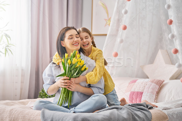 Foto stock: Hija · mamá · feliz · día · de · la · mujer · nino · flores