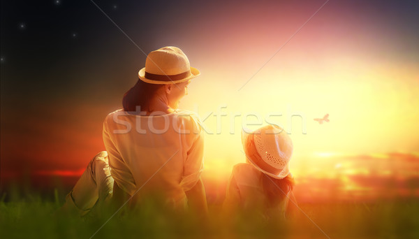 Zonnige zonsondergang gelukkig moeder kind samen Stockfoto © choreograph