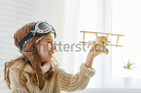 Zdjęcia stock: Dziewczyna · gry · zabawki · samolot · szczęśliwy · dziecko