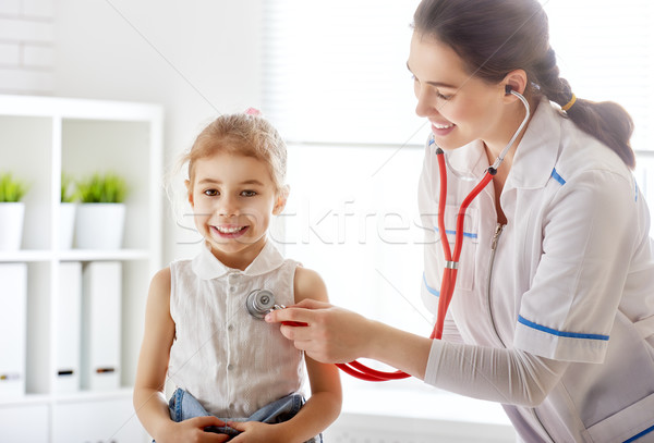 ストックフォト: 医師 · 調べる · 子 · 少女 · 病院 · オフィス
