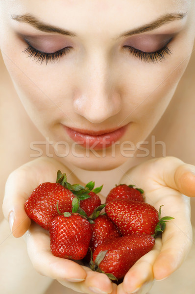 Vers aardbei schoonheid vrouw genieten voedsel Stockfoto © choreograph