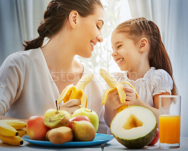 Foto stock: Frutas · frescas · família · feliz · alimentação · mulher · casa · fruto