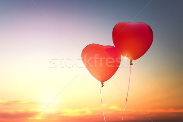 Stockfoto: Twee · Rood · ballonnen · vorm · hart · zonsondergang