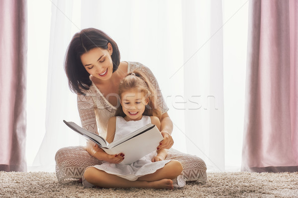 母親 閱讀 書 快樂 愛 家庭 商業照片 © choreograph