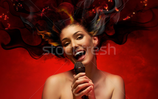 Cântat fată destul de zâmbet petrecere abstract Imagine de stoc © choreograph