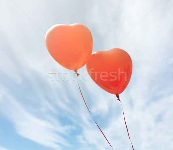 Foto stock: Dos · rojo · globos · forma · corazón · cielo · azul