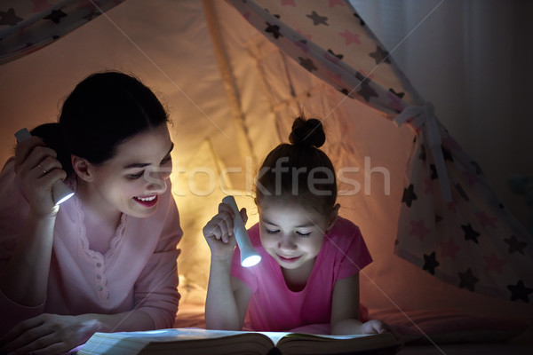 Moeder kind lezing boek familie dochter Stockfoto © choreograph