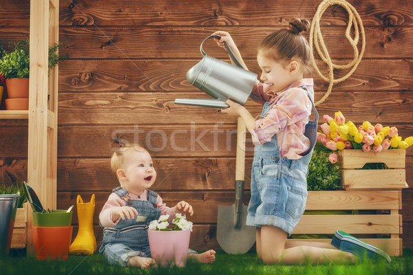 Foto stock: Ninas · jardinería · cute · ninos