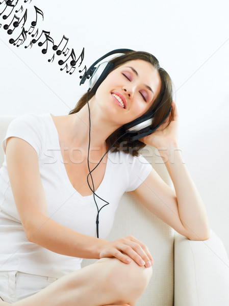 Dziewczyna słuchawki pokój domu sofa kobiet Zdjęcia stock © choreograph