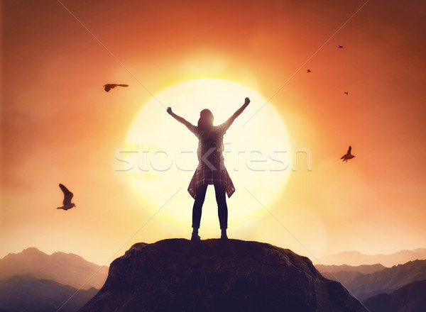 Reiziger rugzak jonge mooie vrouw naar zonsondergang Stockfoto © choreograph