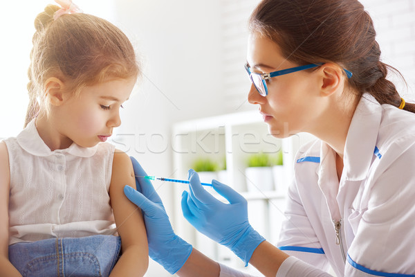 Vaccinare copil medic fată mână medical Imagine de stoc © choreograph