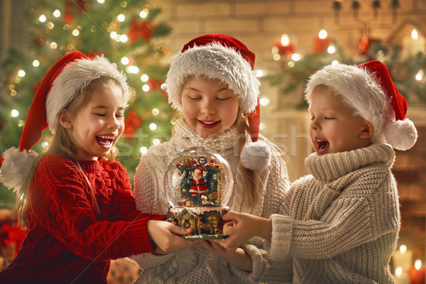Copii zăpadă glob vesel Crăciun fericit Imagine de stoc © choreograph