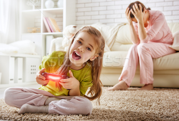 Gyermek játszik videojátékok anya elkeserítő számítógép Stock fotó © choreograph