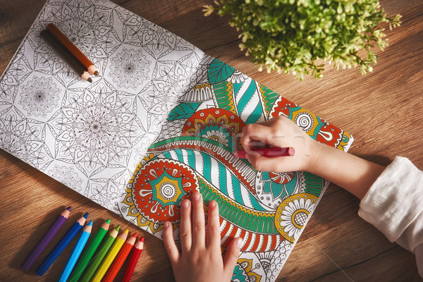 Criança pintar livro para colorir novo estresse tendência Foto stock © choreograph