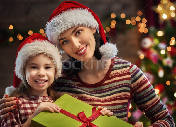 Foto stock: Madre · hija · regalos · alegre · Navidad · nino