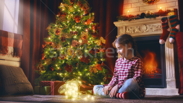 Stock foto: Mädchen · Weihnachtsbaum · heiter · Weihnachten · glücklich · Feiertage