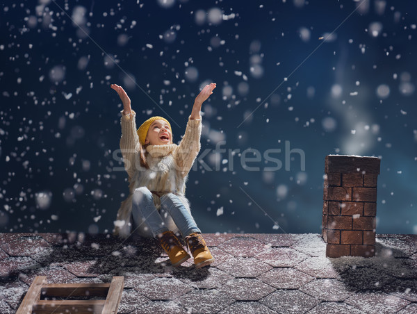 Fată şedinţei acoperiş fericit copil joc Imagine de stoc © choreograph