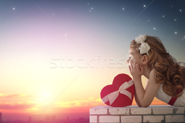 Menina olhando cidade doce criança pôr do sol Foto stock © choreograph
