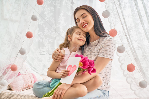 Foto stock: Hija · mamá · feliz · día · de · la · mujer · nino · flores