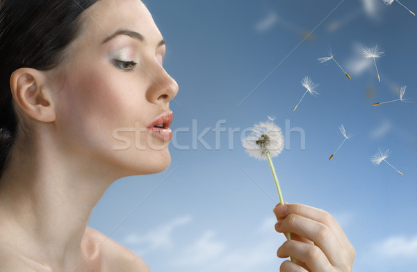 Dandelion strony piękna uśmiechnięty dziewczyna wiosną Zdjęcia stock © choreograph