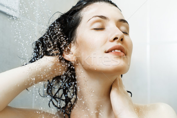 Fată duş fata frumoasa în picioare apă mână Imagine de stoc © choreograph