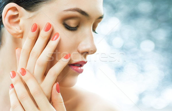 Colorido manicura hermosa niña uñas de color rojo manos cara Foto stock © choreograph