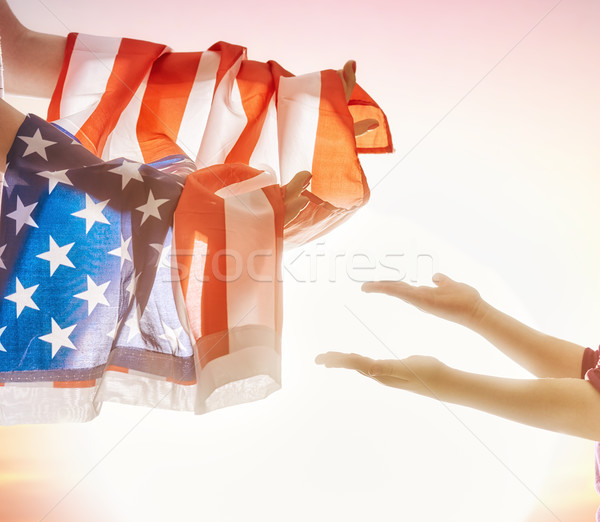Patriotic vacanţă fericit de familie mamă copil American Flag Imagine de stoc © choreograph