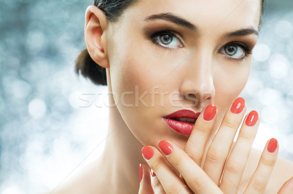Colorat manichiură fata frumoasa unghii rosii mâini faţă Imagine de stoc © choreograph