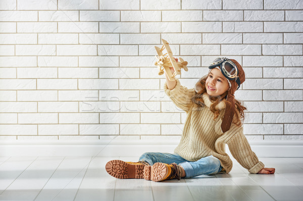 Stockfoto: Meisje · spelen · speelgoed · vliegtuig · gelukkig · kind