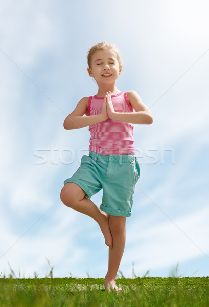 Kind oefenen yoga gras buitenshuis familie Stockfoto © choreograph